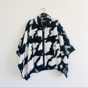 French Connection Plus B&W Houndstooth Poncho 🖤